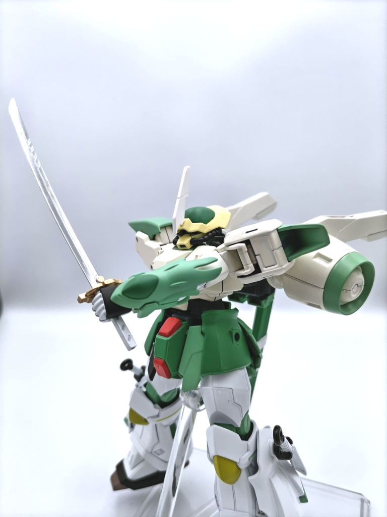 実体剣ですが、刀身をガンダムマーカーEXメッキシルバーで塗りました。結構ムラが出来たにも関わらず、メッキ感が凄いです。