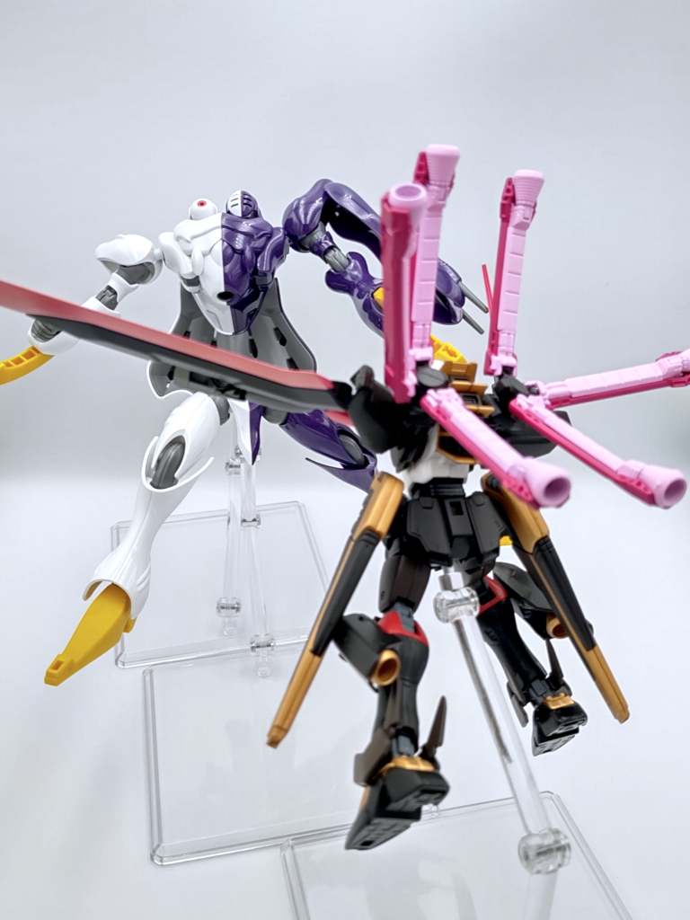 ガンブレードで敵を両断。相手は素組みディキトゥスです。兎田ぺこら専用クロスボーンガンダムX3以来の登場にてやられ役です(笑)こいつも何か改造してやりたいですね…。