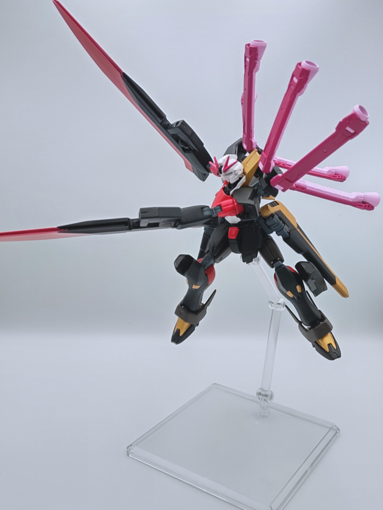 ビーム・ガンブレードで攻撃。基本クリアパーツは塗装しないんですが、元々緑のエフェクトで本機には似合わなかったので塗装しました。メタリックの上にMrクリスタルカラーは映えるのでオススメです。