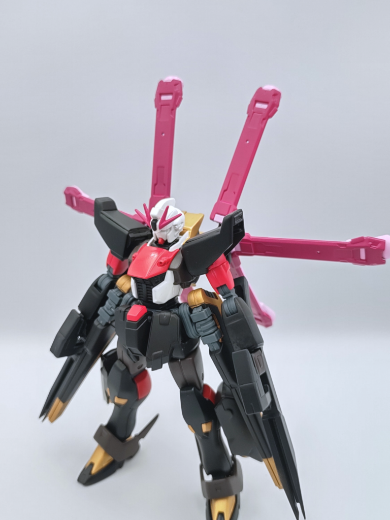 正面?から。基本的に、上半身はF91、下半身はクロスボーンガンダムです。見たとおりの改造ですが、脚部にスラスターユニットを追加しています。ガンダムテルティウムのスネ部分をパテで埋めて、適当なスラスターを取り付けています。接続はいつものパテ+真鍮線です。