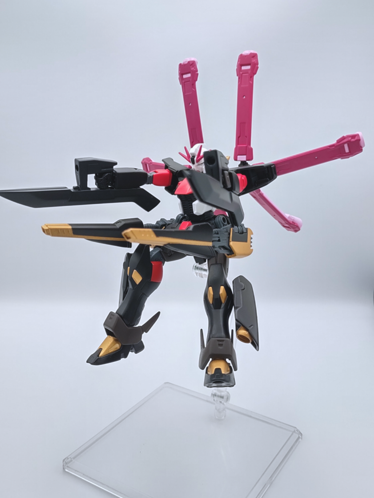 一斉射撃。武器はビーム・ガンブレードと名付けた厨二溢れる物にしています。バタフライバスターとムラマサ・ブラスターを足して2で割ったようなものと思えば、結構現実的なのでは…?因みに、AGE2ダークハウンドのアンカーガンと、コトブキヤのメガスラッシュエッジを少し調整してくっつけただけです。