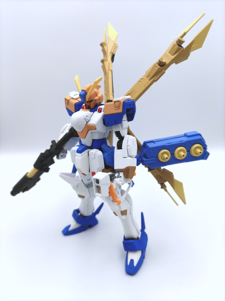 正面。ベースの機体はクロスボーンガンダムX2改。改造したところは頭部のドクロを外し、溝をパテ埋め両腕をF91の左腕に変更腰部サイドアーマーをトランジェントガンダムグレイシャーのものに変更フロントアーマーの中央部分をF91の物を使用膝部分にガンダムテルティウムのアンクルガード(?)を加工してパテ等で整形したものを取付足もF91を使用腰部にファンネルラックを装備因みに、ビームライフルはピーコックスマッシャーのピーコック部分(伝わって下さい)を切り飛ばしただけです。