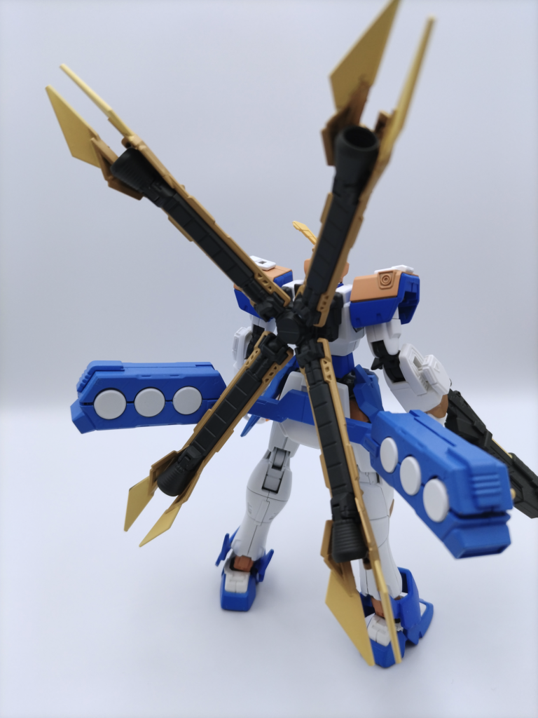 背部。ファンネルラックは、フェネクスのアームドアーマーDEの懸架ラックにビルダーズパーツのMSファンネルを取付。そのままだと若干似合わなかった為、下側にビルダーズパーツのスラスターを取付。これにより、クロスボーンガンダム最大の特徴であるフレキシブルスラスターの可動域を狭める事に成功してしまいました。