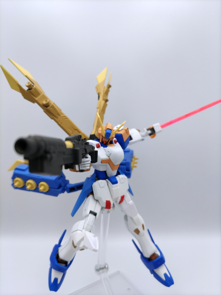 ビームライフルで攻撃。形状的にライフル感ないですけど、何かいい名前ありますかね?