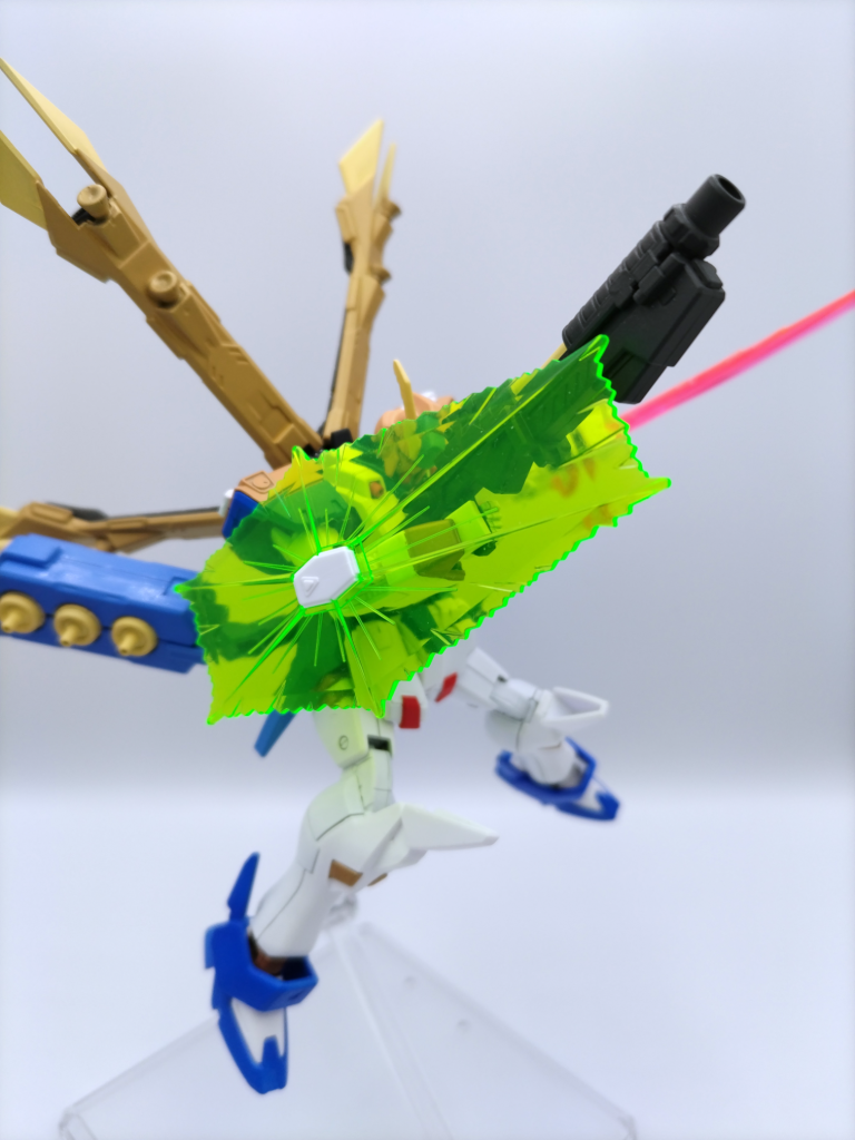 ビームシールド展開。F91の腕先がフレアの服の袖っぽく見え…ないですか?