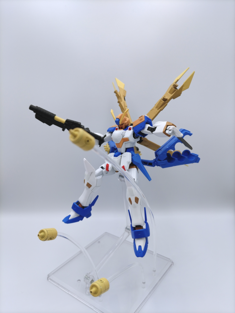 ファンネル展開。当然ですが反対側も射出出来ます。キットのままだとファンネル自体に穴が空いていなかった為、後ろ側にピンバイスで穴を空けました。今にして思えば、ファンネルの色はエルフレンド(不知火フレアのリスナーの愛称)モチーフにしたほうが良かったかも…。