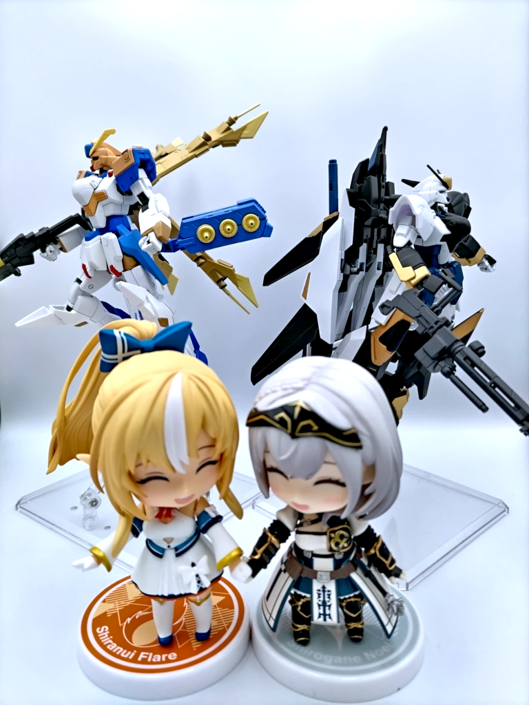 ここまで見ていただいてありがとうございました!最後に前回投稿した不知火フレア専用クロスボーンガンダムX2達と一緒に。当初、端白星のメイスや、デルタカイのハイメガキャノン辺りを装備させていましたが、クロスボーンガンダムにはあまり似合わなかったので没にした結果、団長要素が色以外ほぼ無くなってしまいました。もし良ければ、アドバイスや質問、コメント等していただけると嬉しいです!