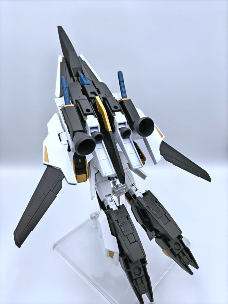 高速巡航形態を別アングルから。ユーラヴェンガンダムの足を折り畳めるギミックのお陰で割とそれっぽく見えると思いますが、どうでしょうか…。