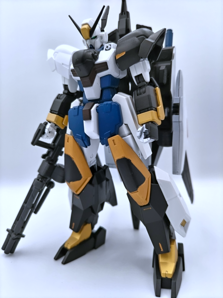 正面。最初は可変機を目指していましたが、難しかったためバックウェポンシステム(BWS)搭載にしました。改造した部分は頭部にフルクロスのアンテナを追加、ドクロを外し、空いた穴をパテ埋め肩をガンダムリラヴンスヘブンに変更サイドアーマーをZガンダムに変更脚部は接続部を自作してユーラヴェンガンダムに。背部にBWSを装備