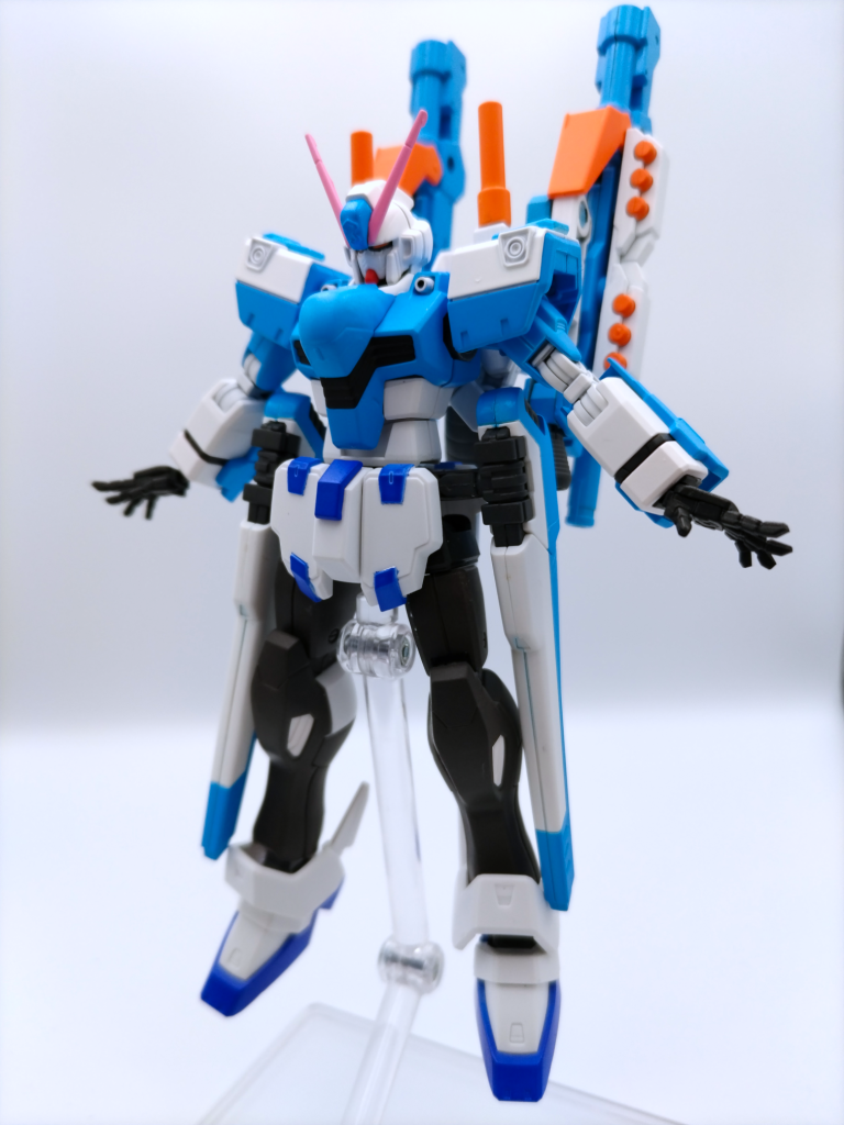 正面から。 改造した部分は胸部をX1のものに変更。サイドアーマーをウェスバーに変更し、取付け用のポリキャップをプラ板で延長すね正面をクロスボーンガンダムX魔王に変更し、溝を埋めてモールド掘り直しリアアーマーをクロスボーンガンダムX1改に変更背部にクロスボーンガンダムX魔王のビーム砲?とガンダムテルティウムのバックパック、ハイパーバーストランチャー2本を装備。また、横にフルアーマーユニコーンガンダムのミサイルポッドを搭載しています。以上の改造の結果、割と最近のキットにも関わらず、自立できないバランスを手に入れてしまいました。