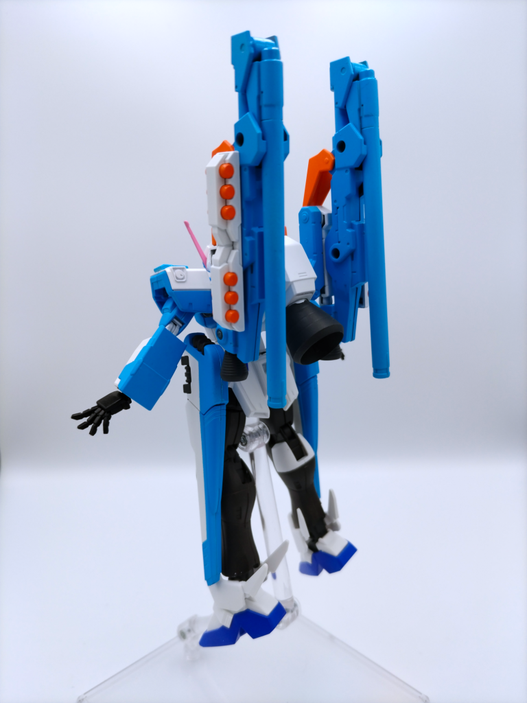 背部から。バックパックのバーニアはテルティウムのものだと出力足りなさそうだったので、適当な大型バーニアを取付けてジェガンっぽくしています。また、キャノン砲の下側にもバーニアを付けているので、見た目の割には機動力高そうに出来たと思います。