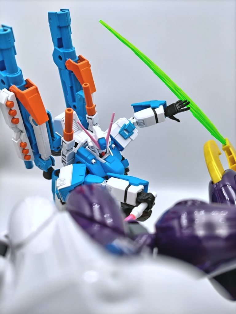 接近戦。(友情出演:素組みディキトゥス)Iフィールドハンドで防ぎつつビームサーベルで攻撃。一応、ビームサーベル、ヒートダガーは残してある上キャノン砲にはバーニアを付けているので、接近戦もそこそこ出来ると思います。