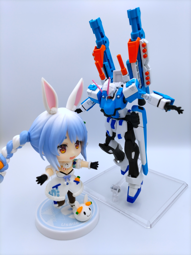 ねんどろいどのぺこらと一緒に。ツインテール(?)とぺこらの性格からこういう見た目にはしたいと思っていたのですが、クロスボーン要素は相変わらず消失しています。