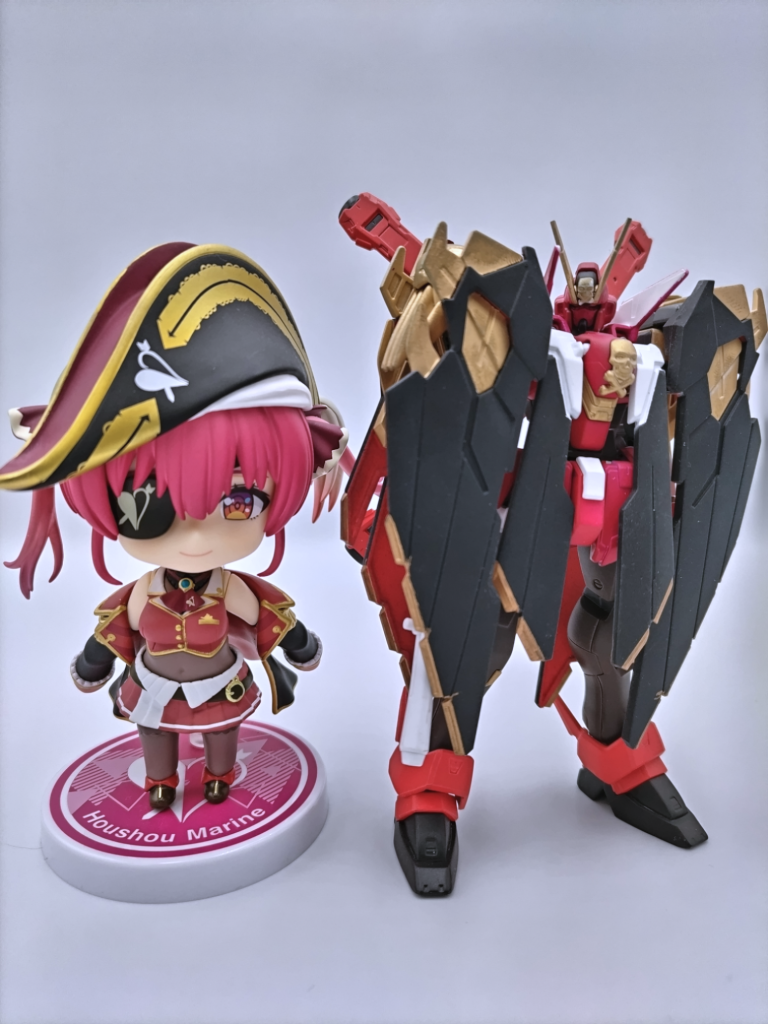 ねんどろいどの船長と一緒に。好きなキャラ色のガンプラ+好きなキャラのフィギュアは飾るとテンション上がるのでおすすめです!
