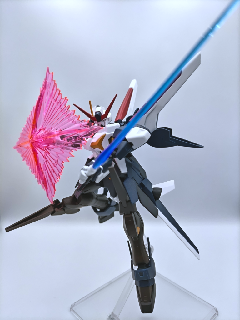 ビームシールド&ビームサーベルで。以前のクロスボーンガンダム同様、ビームシールドのエフェクトはRGから拝借しています。ミノフスキー・ドライブ搭載機としての完成度は低いレコードブレイカーですが機動性、運動性はずば抜けているので接近戦では強そうですが、鋼鉄の7人本編では…。