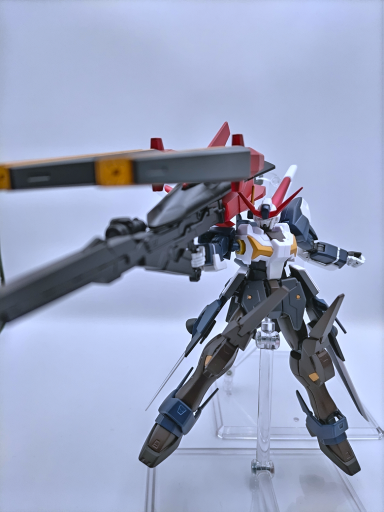 ミラクル船長キャノンをブッ放すレコードブレイカー当然ですが、無茶苦茶重いので片手ではとても保持出来ません。シスクードのIフィールドランチャーみたいに両手で持つ事も考えましたが、アンテナが干渉するので没にしました。