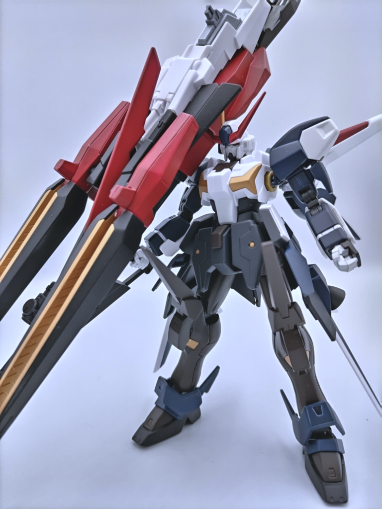 正面から。後述する大型武器はデルタカイのシールド系とビームライフル等を継ぎ接ぎしたものです。クロスボーンガンダムから改造した部分は頭部にビルダーズパーツのアンテナを追加頭部のドクロを外し、溝をパテ埋めアンテナは加工したディスティニーガンダムのものを使用胴体はガンダムリラヴンスヘブンを使用。コクピット(?)部分の凹みをパテ埋め肩部はV2ガンダムを使用フロントアーマーをV2ガンダムに変更。真鍮線を通して片側ずつ可動するようにしています。サイドアーマーはデルタカイの物を使用。接続部はプラ板で適当に製作。太もも、脚部関節はF91を使用膝にデルタカイのニークラッシャーを追加。隙間はパテで埋めています。