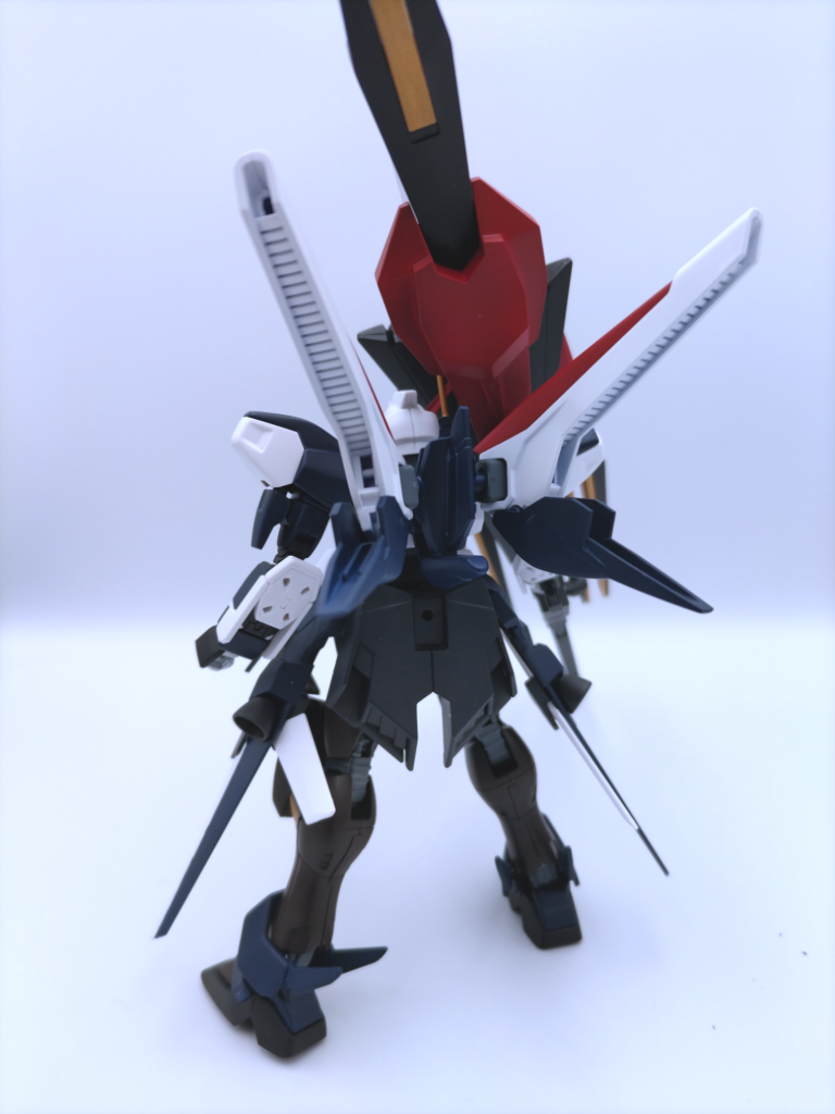 背部から。背部から見える部分ではバックパックにV2ガンダムのミノフスキードライブを追加。オリジナルの穴を広げて付けています。リアアーマーもデルタカイに変更。このために腰部の基部をプラ板やらピンバイスで弄っています。