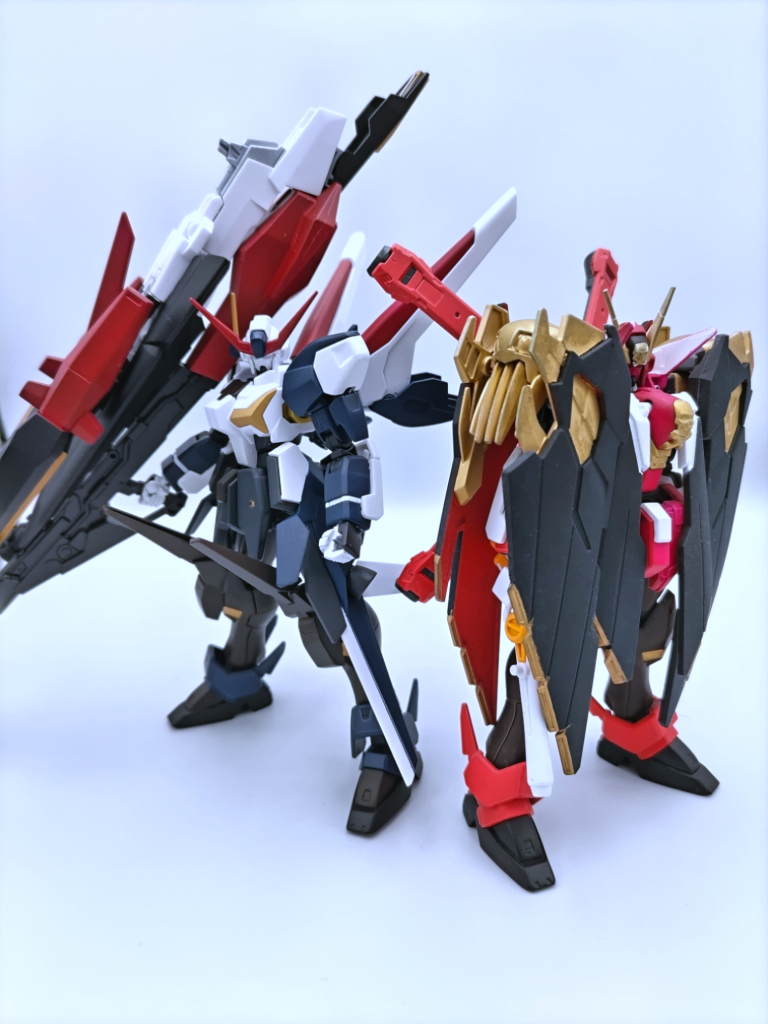 以前投稿した宝鐘マリン専用クロスボーンガンダムX0と並べて。衣装にあわせた配色の為か、言われないと分からなさそうなカラーリングですが、どうでしょうか?並べてみると、X0の造形の高い完成度と通常衣装の配色がマッチしているな、と思いました。