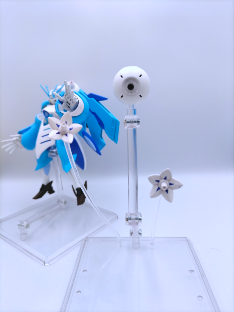 ファンネル展開!雪民イメージと言いましたが、実際はもっと耳部分が小さいです。ですが、耳部分のファンネルはラミィの花飾りイメージなので、どこかエモい感じになりました。因みに差し替えです()