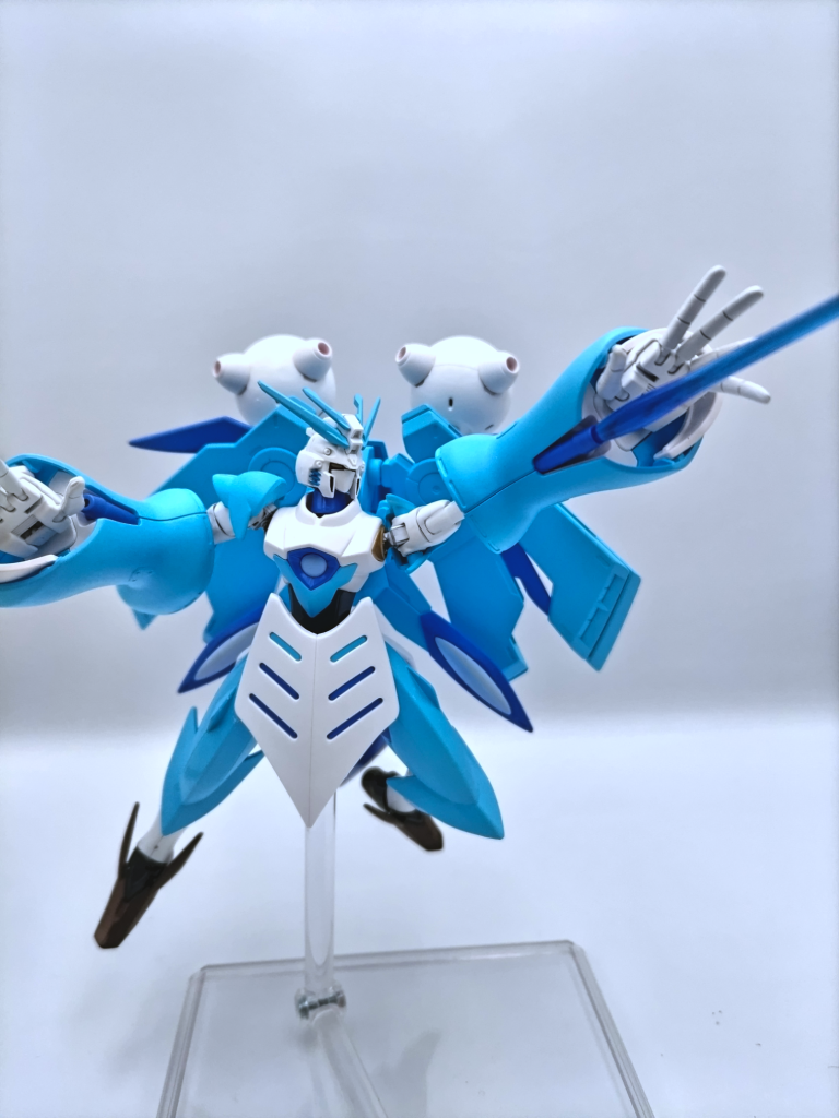 腕部ビームサーベルを発振!例のごとくエフェクトはガンダムルブリスソーンのものを使用しています。因みに、クリアランスを取り忘れたため、ビームサーベルは実質外せません(笑)ハンドパーツの指4本は元々一体化していましたが、指の隙間を切り飛ばす事で独立可動します。手の表情が非常に豊かになるためオススメです。