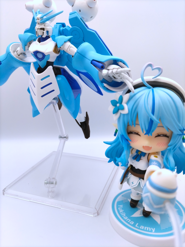 ねんどろいどの雪花ラミィと一緒に。少し前に手元に来ました。ホロライブに限った話ではありませんが、何かをモチーフに作ったガンプラと、フィギュアやグッズを並べて飾るとテンションが上がるのでオススメです。