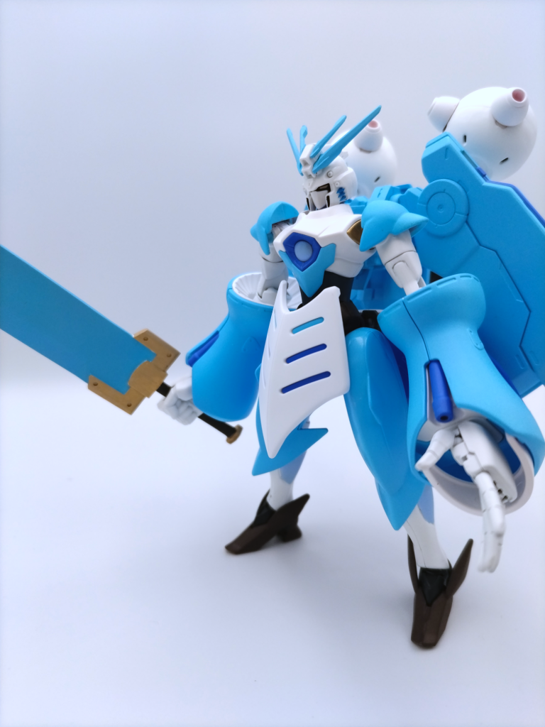 正面から。改造した部分は頭部をブレイジングガンダムに変更。腕部をキュベレイに変更。手の指が繋がっていたので、分割しています。キュベレイのフロントアーマーをパテ埋め→プラ棒差し込みで取付。今までと比較すると見た目は派手に変わっていますが、弄った部分は結構少ないです。足が小さい割に、背部ユニットが重すぎて自立させるのがキツいです。一部筆塗りしましたが、相変わらず下手すぎて悲しい…。