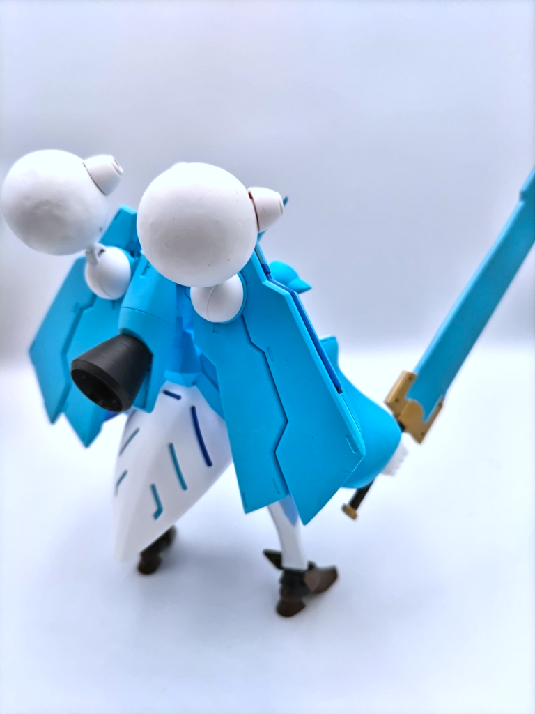 背面から。改造した部分はバックパックをベギルベウのものに変更。ウイングやスラスター基部を逆さにして、スラスターは大型のものを取付。そのままだと付かない為、クロスボーンガンダムのバックパック基部を加工して取付。ノンキネティックポッドの溝を埋め、ファルシアのファンネルを取付。腰部にキュベレイのリアアーマーをパテ埋め→プラ棒で取付。ファンネル格納部分は塞いでいます。ノンキネティックポッドとファルシアのファンネルはゲーマルクのマザーファンネル+チルドファンネルを参考にしつつ、シルエットやカラーリングは雪民(ラミィのファンネーム)をイメージしました。まぁ…… イメージだけで似ても似つきませんが。。