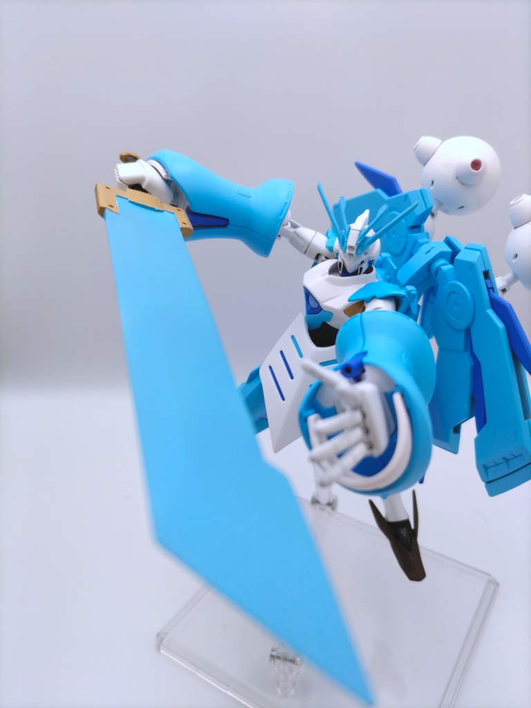 大剣を振りかざして攻撃。武器をどうするか悩みましたが、キュベレイもファルシアも基本武器は持ってない上、ラミィの持つ武器のイメージも無いけど、ラミィのモンハン配信で大剣を使ってましたし、似合いそうなので適当に見繕って持たせました。