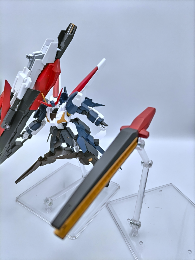 フィン・ファンネル展開!一応展開出来ますが、展開しない前提の色分けなので展開すると武器の色合いが微妙になります…。ファンネル自体は良い感じなんですけどね。