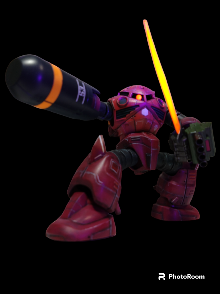 過去作品のアッグガイから追加武装借りました。アッグガイはズゴックの腕を加工しているので交換可能です。詳しくはアッグガイの製作ストーリー観て下さい。ヒートサーベルは前回のグフカスタムから借りてます。