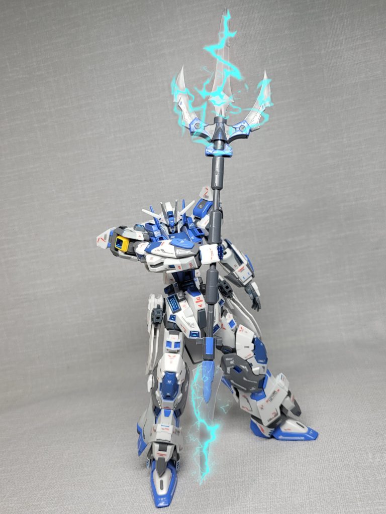 強化レアメタル素材 [雷槍 ミョルニル]メイン武装の雷槍 ミョルニル使用したパーツはコトブキヤのM.S.Gウェポン 画像に見えるとおり[メギンギヨルド]によって気体に吸収された電気エネルギーを 発散することができるという設定名前の由来は雷神トール神話のトールが使ったハンマー [ミョルニル]で参考にしました巨大な槍だから機体に収納できないのでいつも持ち歩く武器で、投げたり落とした場合