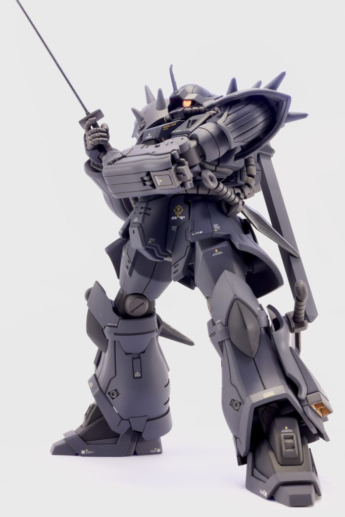 脚部の可動は追加アーマーで制限されますが腕の可動は良好です。