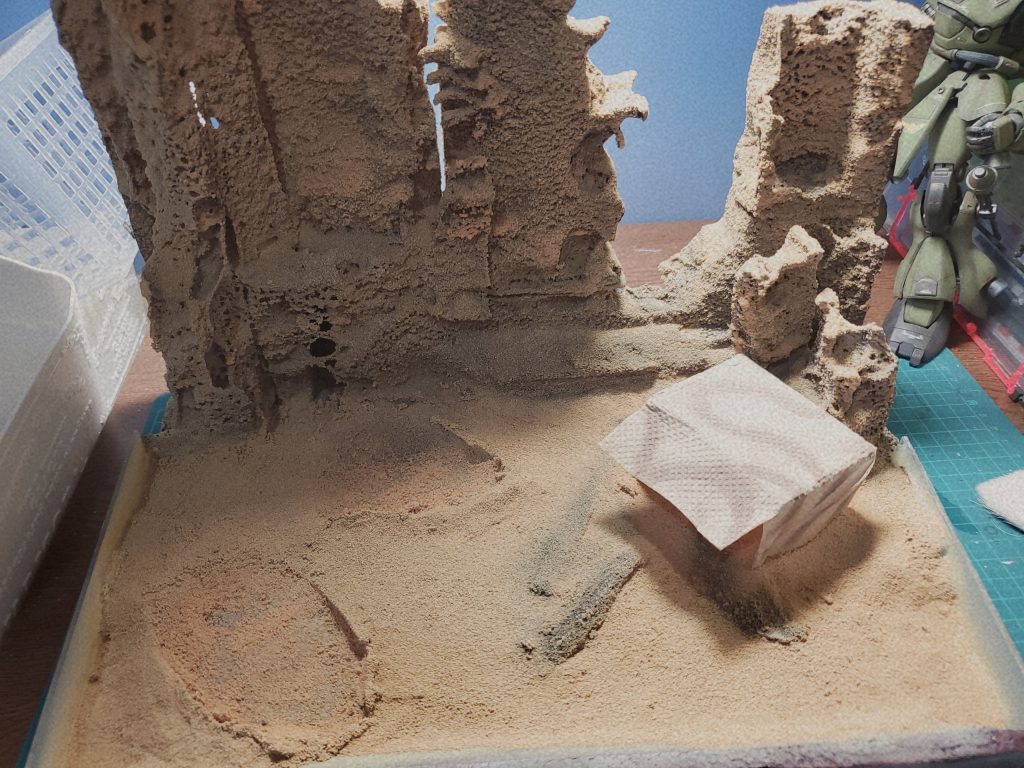 テントは楊子とキッチンペーパーW岩場は発泡スチロールをシンナーで溶かして成形。