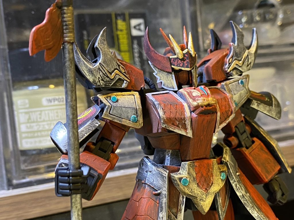 パテとプラ板でこさえた前立、結構いい感じに仕上がってくれてホッと一息、満足です。塗装は劇画チックな感じと言いますか、雰囲気を出したくて、黒サフの上から各色をウェットなドライブラシ?筆で叩きつけて載せています。急いで完成させたのもあり粗い部分が多々ありますが、すべて「味」ということになっております。ご了承くださいませ。