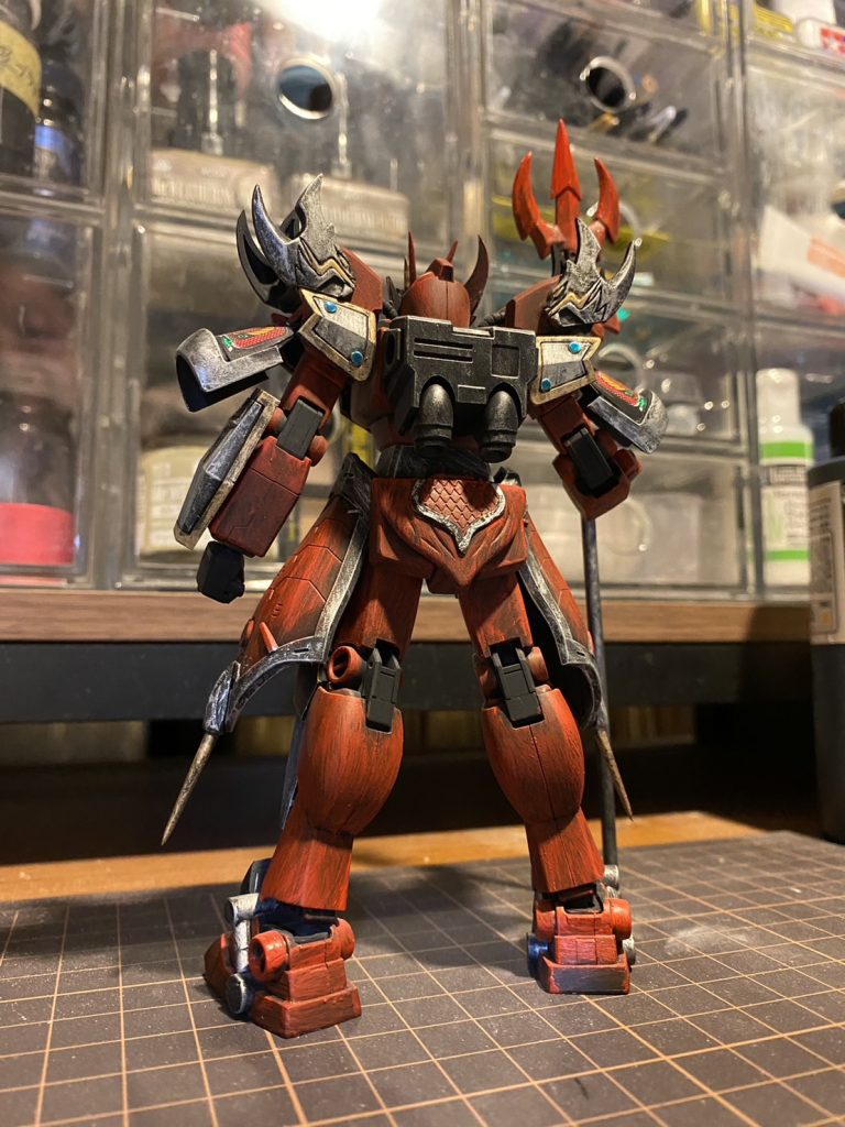 レッドウォーリアー発売すぐに、「赤龍をつくるんだ!」と買っておいたのですが……今に至りました。笑ほかにもリアル等身武者頑駄無シリーズを作るべくお手つきを沢山しているのですが……今回仲間内での「辰・龍・ドラゴン」をテーマにしたコンペが開かれたのを機に、えいやと勢いで完成させました。感謝。