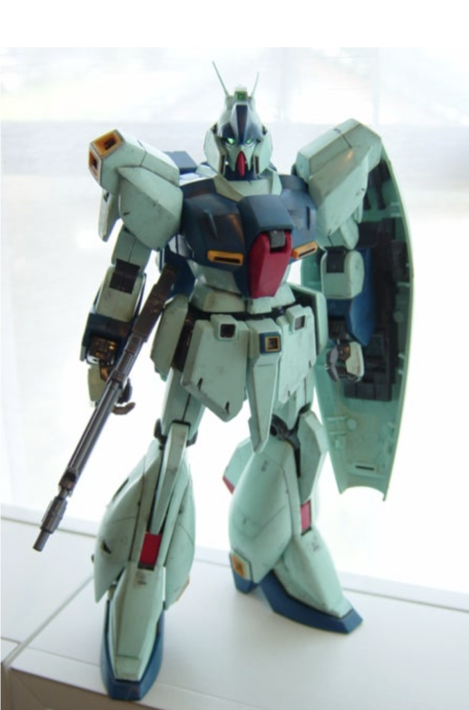 まだガンプラ製作を再開するとは思ってもいない所にたまたま知人からの貰い物でした。素組に軽くウェザリングしただけで仕上げました。