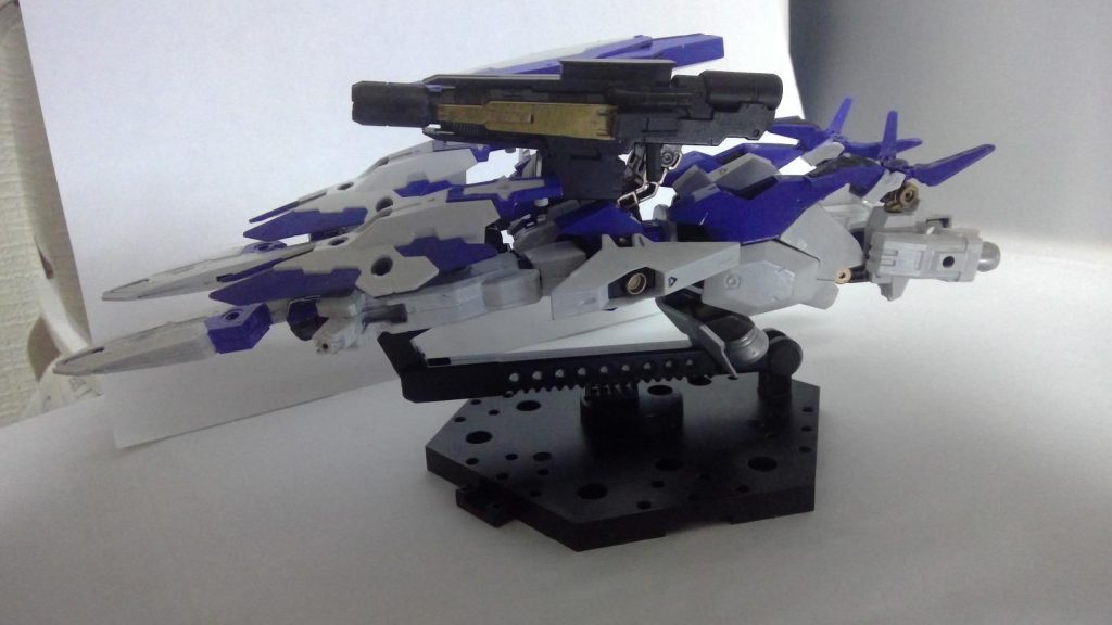 以下雑メモ。変形は腕を前に、足を前に曲げて腰を１８０度回転させてるだけのお手軽仕様。足も胴も重すぎて自力ではキープできません。