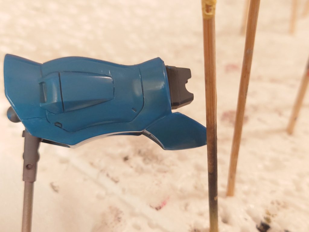 筆塗り中スカイブルーとインディブルーを調色したものを2回くらい塗り終わったところです