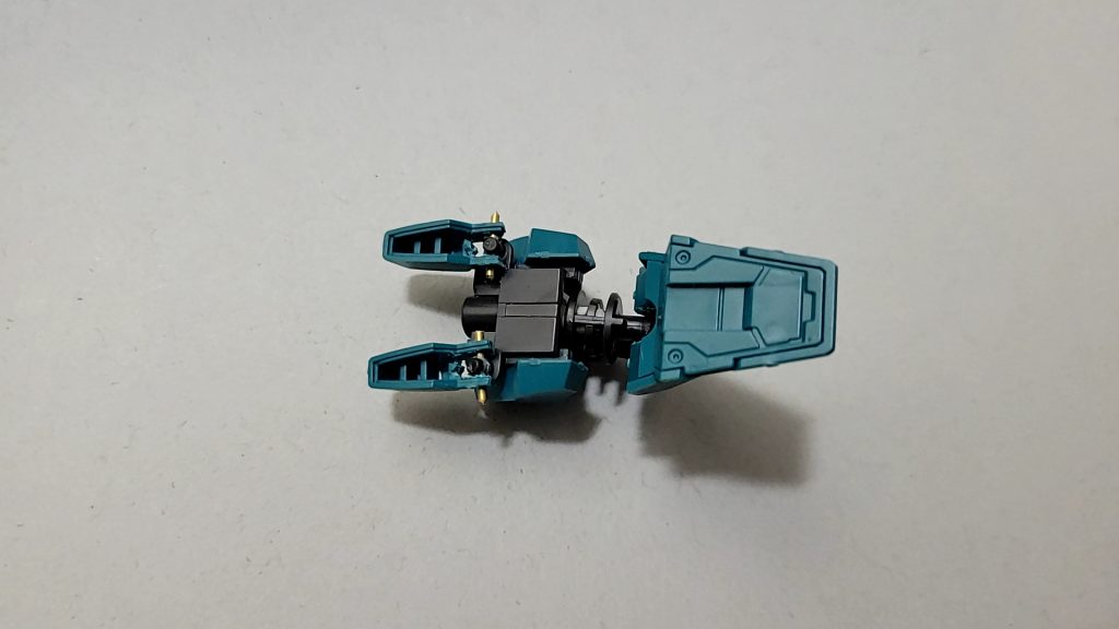 足の後ろ?を真鍮線で稼働できるようにし、前の部分も勘定する部分を削りました