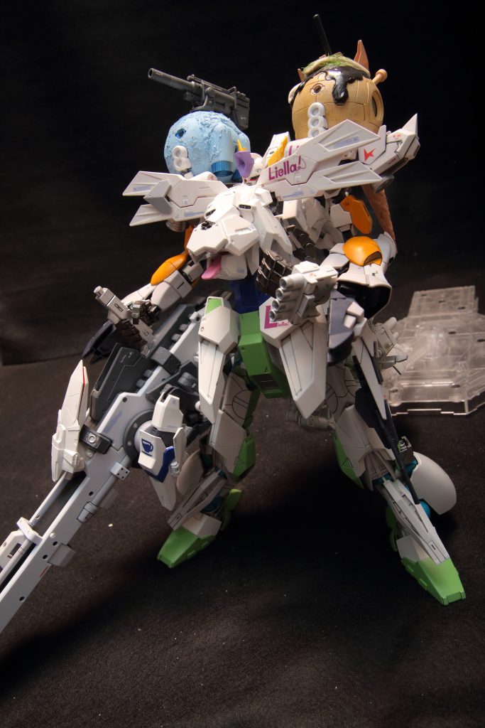 合体方法の解説写真を載せる余裕がないので外部リンクで失礼します下半身はギャラクシーグソクムシのパーツ構成変更で単体でほぼ完成。フロントアーマー裏に右は巨大カノン砲・左はサイドアーマー(かのん機のシールド)保持用のアームを仕込んでます。https://twitter.com/monokuroma/status/1510886963255328769各機体をバラします。 リエライジングガンダム時の頭部カバーは【ちび】のスカーフ裏に隠してあります。 【GNアイスコーン】の腕は畳むことが出来るようにしてあります。https://twitter.com/monokuroma/status/1510889978456584198【フェイクν】の下半身を180度回転。腕も上下回転させて再接続した後に【ちび】の後脚を挟んでボディに再接続。【アイスコーン】の拳も接続します。 【ちび】の前脚は畳んで【フェイクν】のカノン砲を接続します。https://twitter.com/monokuroma/status/1510892029139890176【フェイクν】カノン砲の推進機パーツに【GNアイスコーン】と【GNたこ焼き】のコーンスラスターを接続。 【フェイクν】バックパックのアームで2機のボールを連結。 2連装カノン砲も含めた3パーツを組み合わせて、バックパックが完成します。https://twitter.com/monokuroma/status/1510893261367709701以上の各パーツを接続。 【フェイクν】の顔に【ちび】に隠してあった顔パーツを被せて、胸部に【ちび】パーツを接続すると合体完成です! 合体前の5機はちゃんと個別の機体として成立させた上で、合体出来るように調節しつつ作るのに手間がかかりましたが無事完成してよかったhttps://twitter.com/monokuroma/status/1510895552401408000