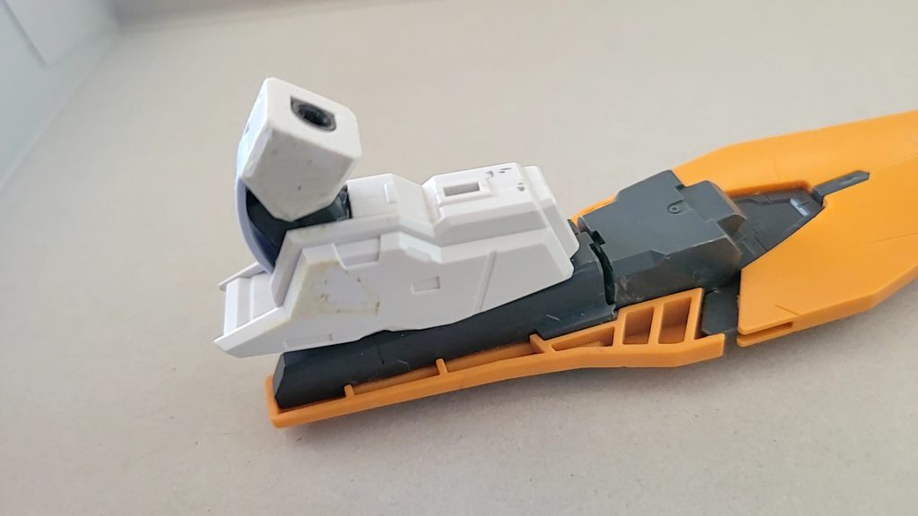 シールドが重いので左腕の関節はこの角度で接着して固定