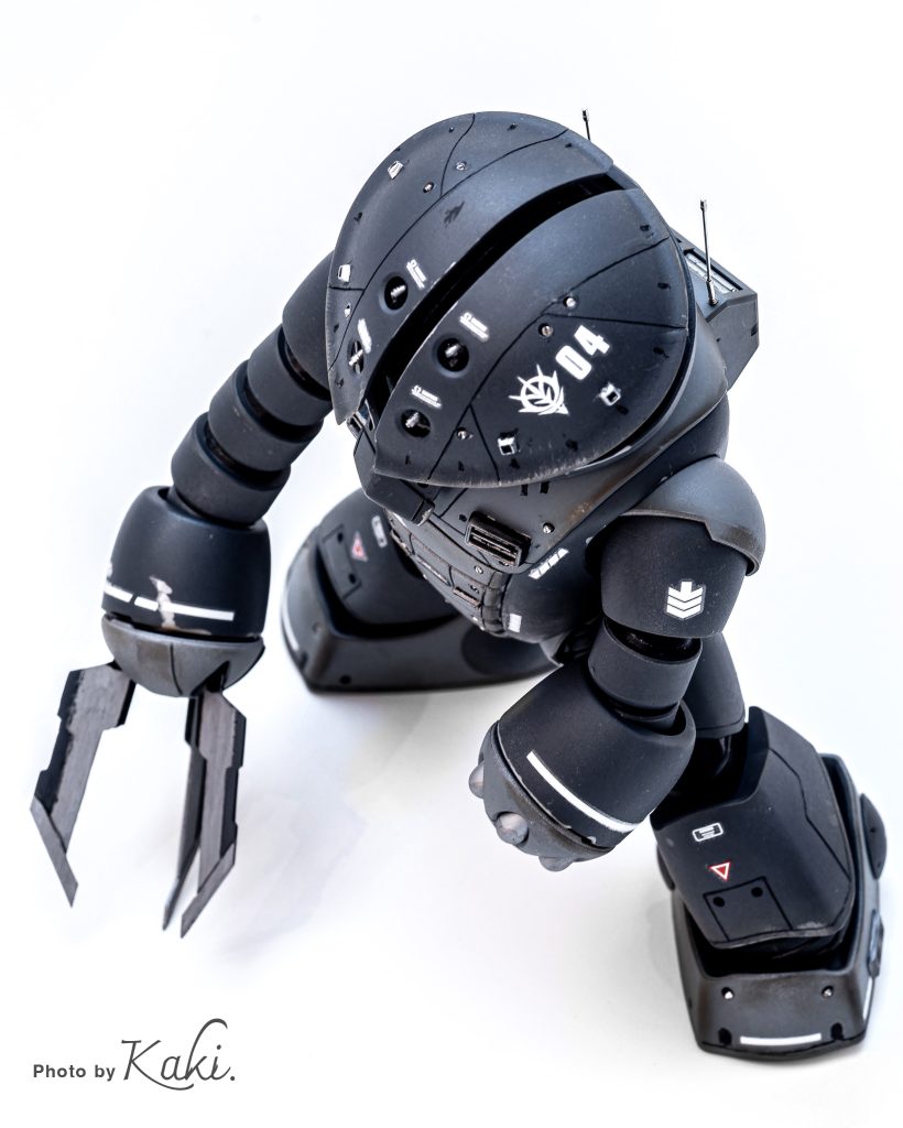 右手の爪はプラバンを加工して3本爪に改良しています。