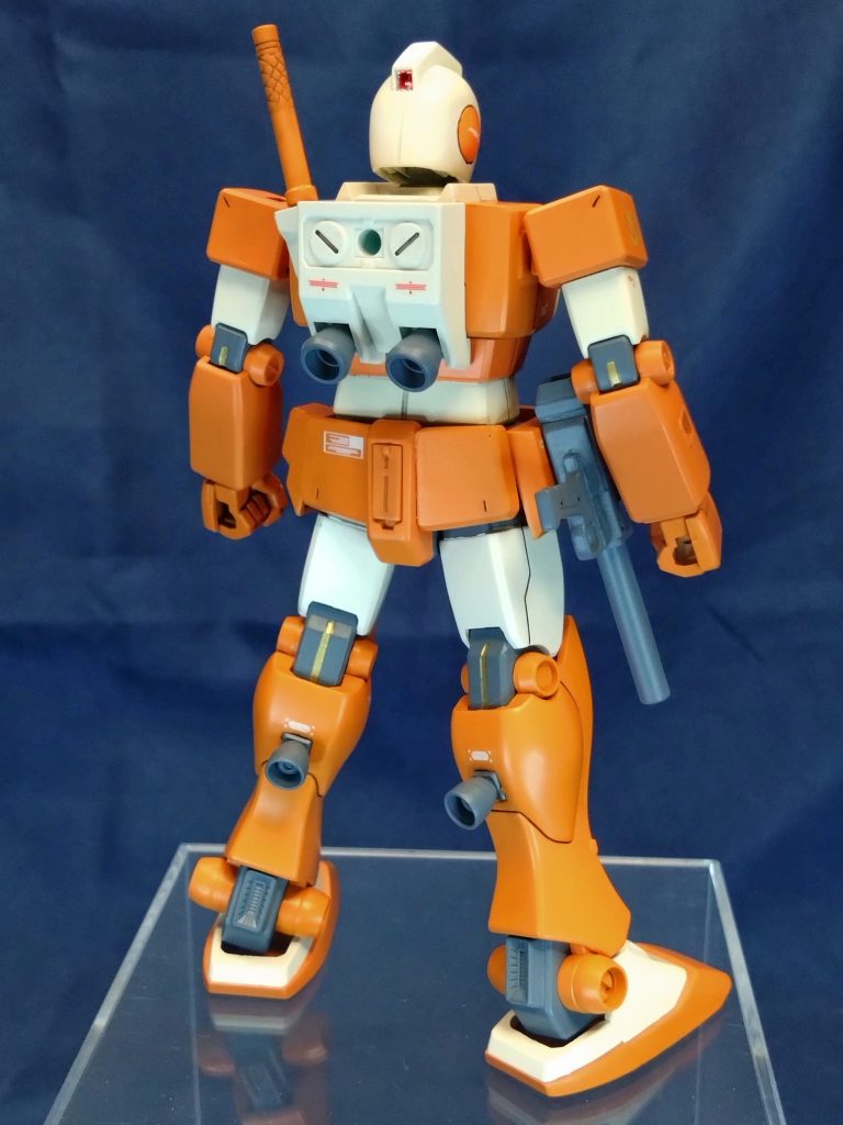 ランドセルのスラスターは左右それぞれを双発にするか悩みましたが、加工が難しいと感じたので他の大きめのスラスターに換装するだけとしました。スネのスラスターは近年のゲームデザインを参考にしています。単発の小型スラスターを増設しました。