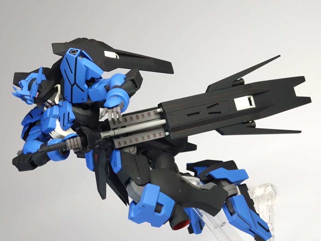 このポーズを再現したくて、キットをもう一つ使ってスライド状態のサイドアーマーを用意しました。また、肩関節の軸位置が腕を上に挙げると変になるので関節を作り変えてあります。