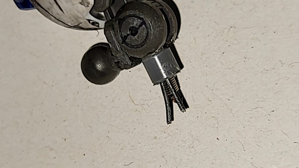 リード線、スプリングなどで破損した部分から千切れたケーブルが出ているような感じに