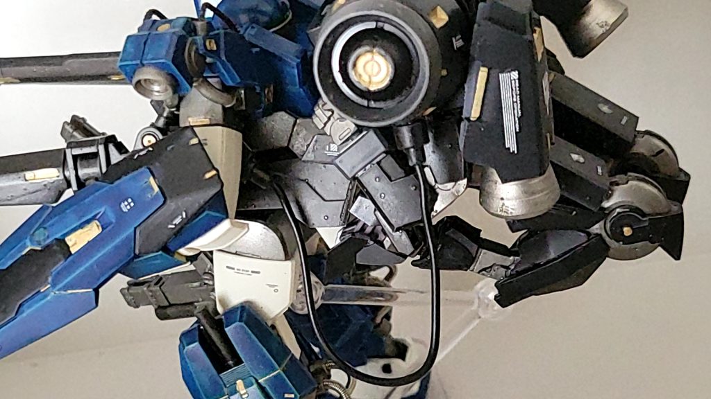 バックパックからライフルに動力チューブをつなぐ