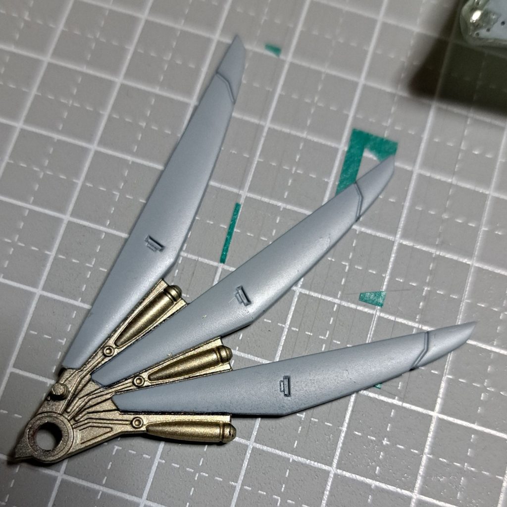 普通ならグレーかゴールドどちらかを塗ってからマスキングしてもう一色塗りますが、グレーはかなり厚塗しないと均一に発色しないから下地にはできないし、エッジの塗料が逃げてしまうことがあるから黒サフ下地以外は無理だし…。ということで、黒サフ吹いてから先ずはゴールドに仕上げる部分をマスキングしてグレー塗装、その後グレー部分をマスキングしてゴールド塗装という二度手間を取りました。上手く塗り分けができてよかったです。