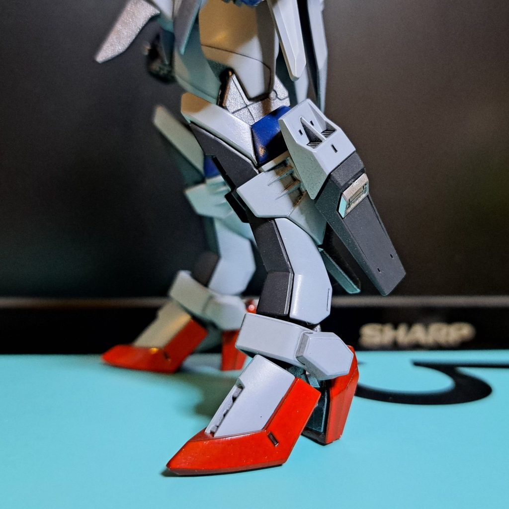 デスティニーのサイドスカートを脚部の追加スラスター？ブースター？に転用。特徴的なパーツなのでどこかに使いたかったのです。