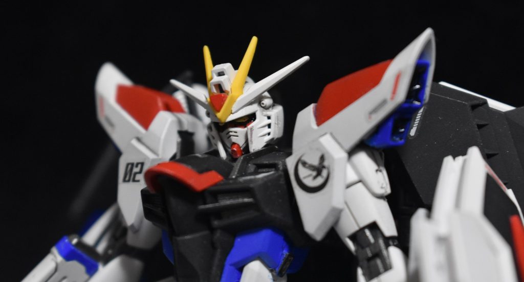 バストアップ 変更点は顔と肩顔は歴代と同じくへの字付きのものに交換 肩のスラスターはHGCEストライクの余剰パーツを加工して入れてますコンパスのマークが手に入らなかったので肩はいつもの自作ステッカーを貼っています